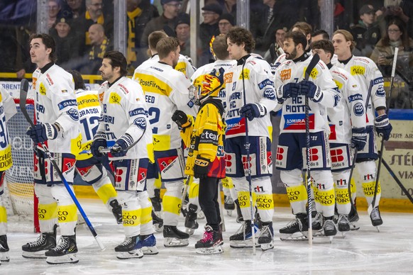 Ein Einlaufkind klatscht mit den Spielern des HC Ambri-Piotta ab vor dem Qualifiaktionsspiel der Eishockey National League zwischen dem HC Ajoie und dem HC Ambri-Piotta in der Raiffeisen Arena in Porr ...