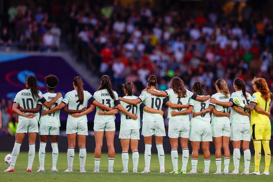 epa12213851 Players of Portugal hold a minute of silence in memory of the portuguese soccer player Diogo Jota who as died on 03 July in a car accident in Spain together with his brother Andre Silva, a ...