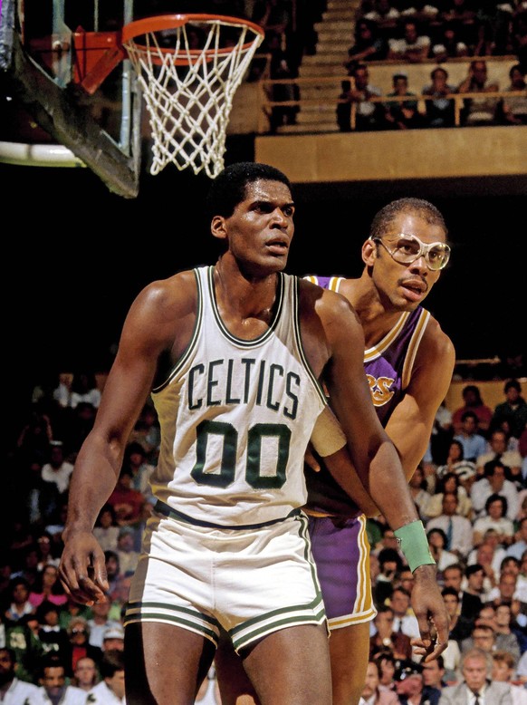 IMAGO / ZUMA Press

30.05.1985 - Boston, Massachusetts, U.S. - Boston Celtics ROBERT PARISH and Los Angeles Lakers KAREEM ABDUL-JABBAR in game 2 of the 1985 NBA Basketball Herren USA Finals NBA Basket ...