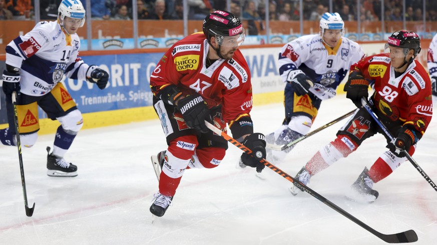 Zugs Livio Stadler, Berns Sven Baertschi, Zugs Brian O&#039;Neill und Berns Benjamin Baumgartner, von links, in Aktion im Eishockey Meisterschaftsspiel der National League zwischen dem SC Bern und dem ...