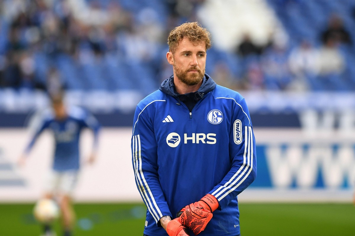 31.03.2024, Gelsenkirchen, Germany, VELTINS-Arena, FC Schalke 04 vs Karlsruher SC - 2. Bundesliga, Torwart Ralf Faehrmann FC Schalke 04 schaut Foto Ralf Treese DFB / DFL REGULATIONS PROHIBIT ANY USE O ...