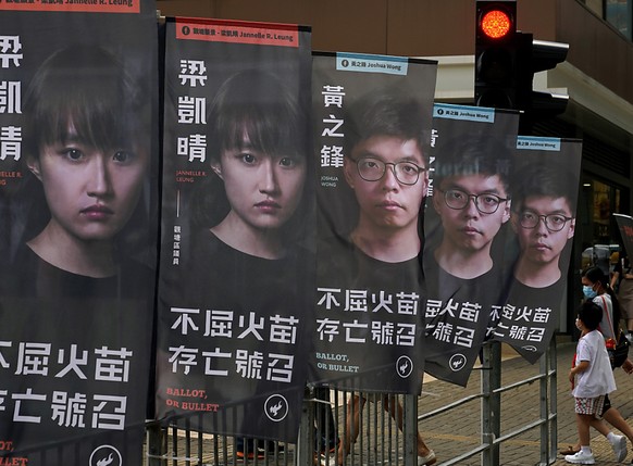 ARCHIV - Banner des prodemokratischen Kandidaten Joshua Wong sind vor einer U-Bahn-Station zu sehen. Rund 50 prodemokratische Aktivisten und fr