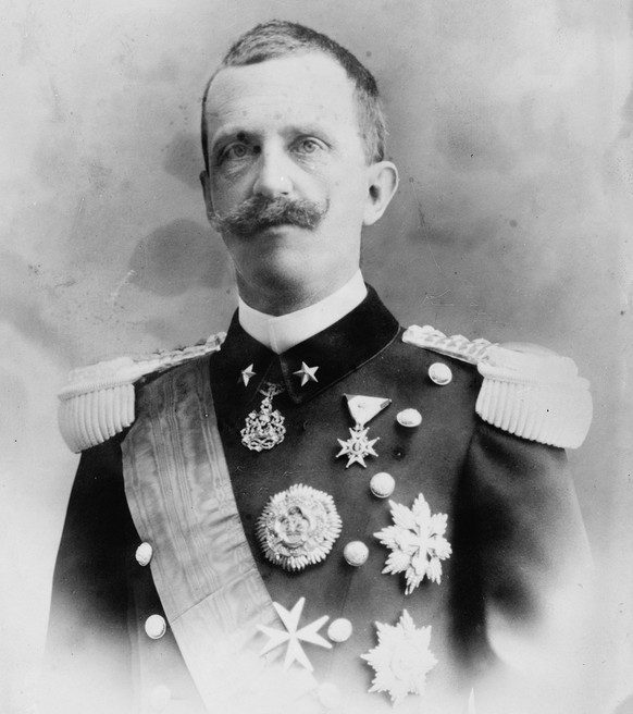 ... sondern auch der italienische König Vittorio Emanuele III.
https://commons.wikimedia.org/wiki/File:King_of_Italy_LCCN2014685758.jpg