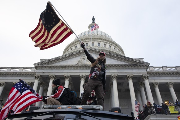 epa08923722 Pro-Trump protesters storm the grounds of the East Front of the US Capitol, in Washington, DC, USA, 06 January 2021. Various groups of Trump supporters have broken into the US Capitol and  ...