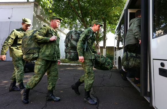 Neue Rekruten der russischen Armee besteigen einen Bus in Krasnodar.