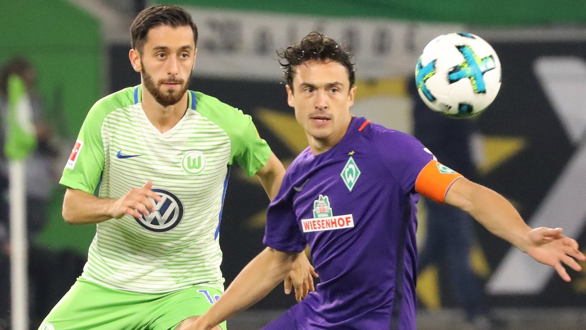 epa06214258 Wolfsburg's Yunus Malli (L) in action against Bremen's Thomas Delaney (R) during the German Bundesliga soccer match between VfL Wolfsburg and SV Werder Bremen in Wolfsburg, Germa ...
