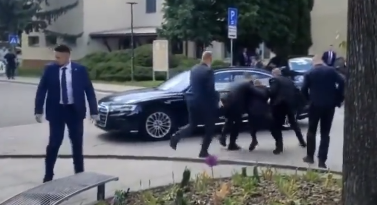 Robert Fico est emmené vers sa voiture, quelques secondes après qu'on lui ait tiré dessus.