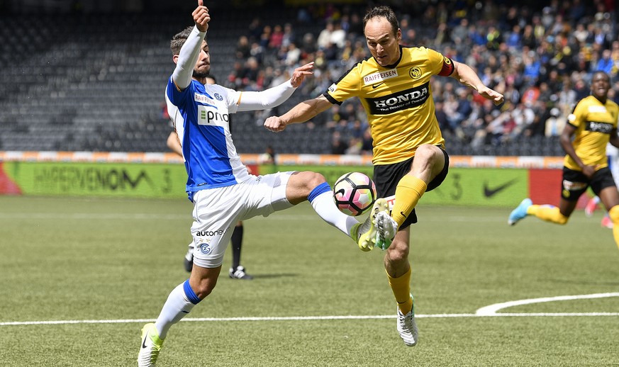 YBs Steve von Bergen, rechts, im Duell mit GCs Jan Bamert im Fussball Meisterschaftsspiel der Super League zwischen den Berner Young Boys und dem Grasshoper Club Zuerich, am Ostermontag, 17. April 201 ...