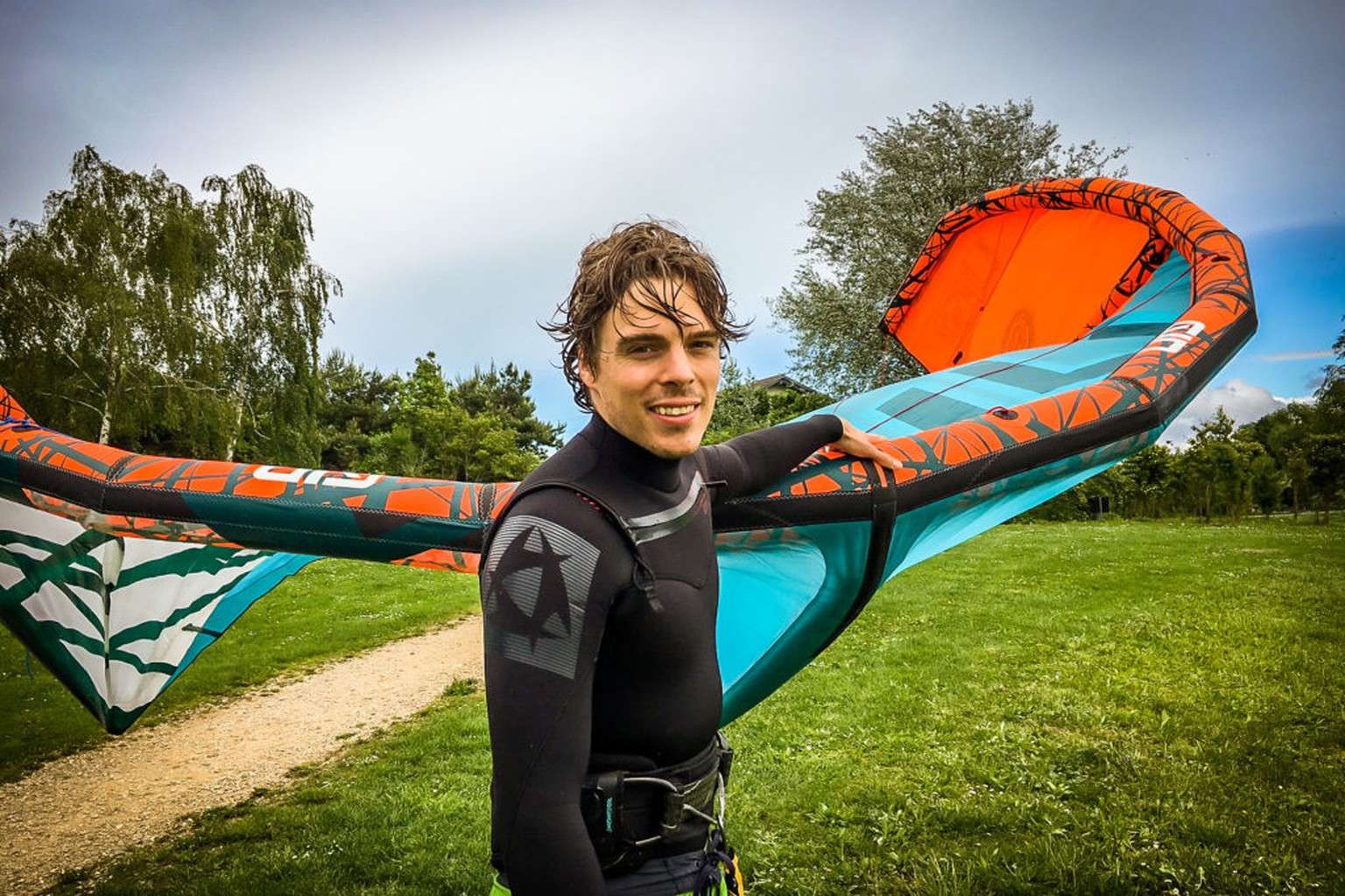 Jonas Hiller ist leidenschaftlicher Kitesurfer und Mitinhaber der Schweizer Firma Gin Kiteboarding.