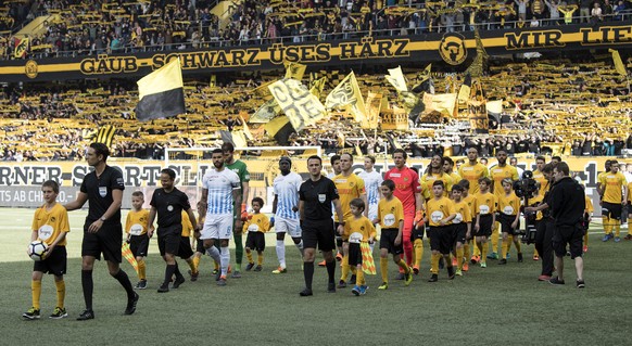 YBs Fans feiern ihre Spieler im Fussball Meisterschaftsspiel der Super League zwischen den Berner Young Boys und dem FC Zuerich, am Sonntag, 15. April 2018, im Stade de Suisse in Bern. (KEYSTONE/Peter ...