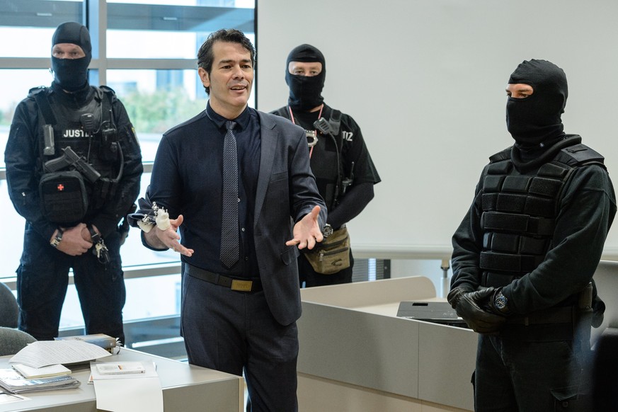 epa06254149 Defendant and so called &#039;Reichsbuerger&#039; Adrian Ursache stands in the courtroom accompanied by special forces of justice officials in Halle, Germany, 09 October 2017. The accusati ...