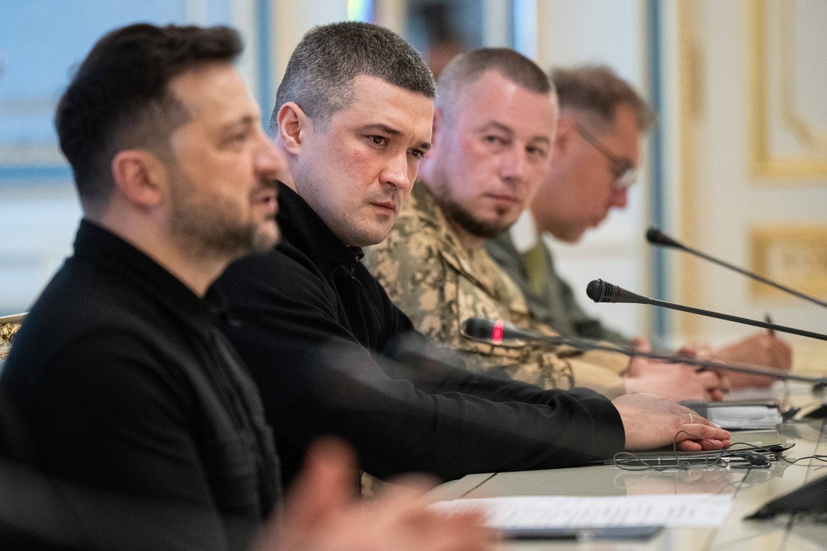 Ukrainian President Zelenskyy meets German Defence Minister Pistorius in Kyiv KYIV, UKRAINE - MAY 11: Ukrainian Defence Minister Mykhailo Fedorov C attends a meeting between Ukrainian and German deleg ...