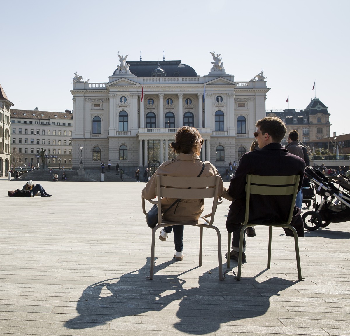 Menschen geniessen die Fruehlingssonne auf dem Sechselaeutenplatz vor dem Opernhaus in Zuerich, am Samstag, 19. Maerz 2016. (KEYSTONE/Cyril Zingaro).

People enjoy the warm weather on the "Sechse ...