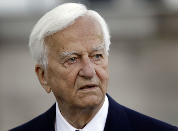 JAHRESRUECKBLICK 2015 - OBIT - The April 15, 2010 file photo shows former German President Richard von Weizsaecker prior to a birthday reception on occasion of his 90th birthday at the Bellevue Palace ...