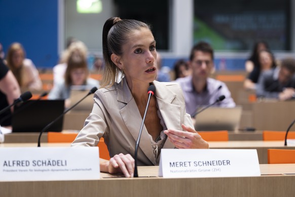 Meret Schneider, Nationalraetin GP-ZH, spricht waehrend einer Medienkonferenz des JA-Komitees &quot;Raus aus der Massentierhaltung&quot;, am Montag, 11. Juli 2022, in Bern. (KEYSTONE/Peter Klaunzer)