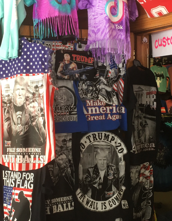 Bei Touristen beliebt: Trump-Shirts in allen Variationen. 
