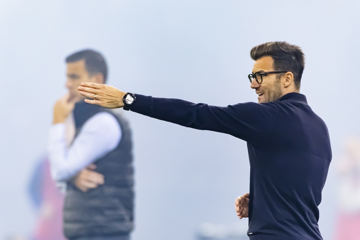 YB Trainer Raphael Wicky, rechts, reagiert neben, GC Trainer Bruno Berner, links, beim Fussball Meisterschaftsspiel der Super League zwischen dem Grasshopper Club Zuerich und den Berner BSC Young Boys ...