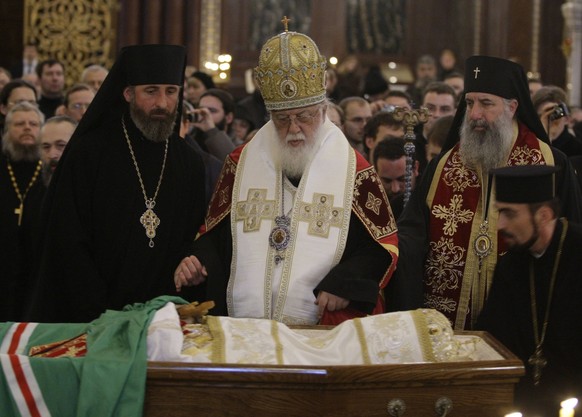 Bildnummer: 52804832 Datum: 08.12.2008 Copyright: imago/UPI Photo
Patriarch Ilia II. von Georgien betet am Sarg w