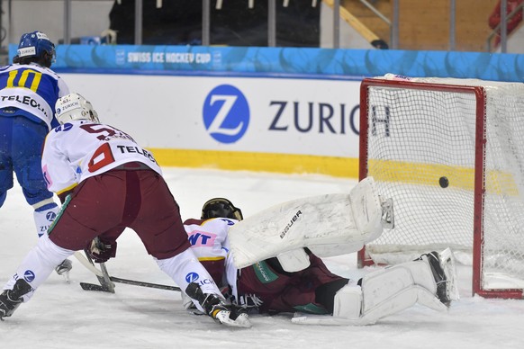 Der Davoser Andres Ambuehl, links bei seinem Tor zum 1:1-Ausgleich gegen die Genfer mit Goalie Remo Giovannini, waehrend dem Swiss Ice Hockey Cup Viertelfinalspiel zwischen dem HC Davos und dem Geneve ...