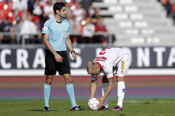 16.10.2016; Sion; Fussball Super League - FC Sion - Grasshopper Club Zuerich: Reto Ziegler (Sion) legt den Ball auf den Penaltypunkt, links Schiedsrichter Adrien Jacottet (Christian Pfander/freshfocus ...