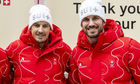 KEYPIX - Patrick Fischer, centre, head coach of the Swiss national ice hockey team, poses with his players Andrea Glauser, left, and Roman Josi, right, during a press conference of Switzerland?s ice h ...