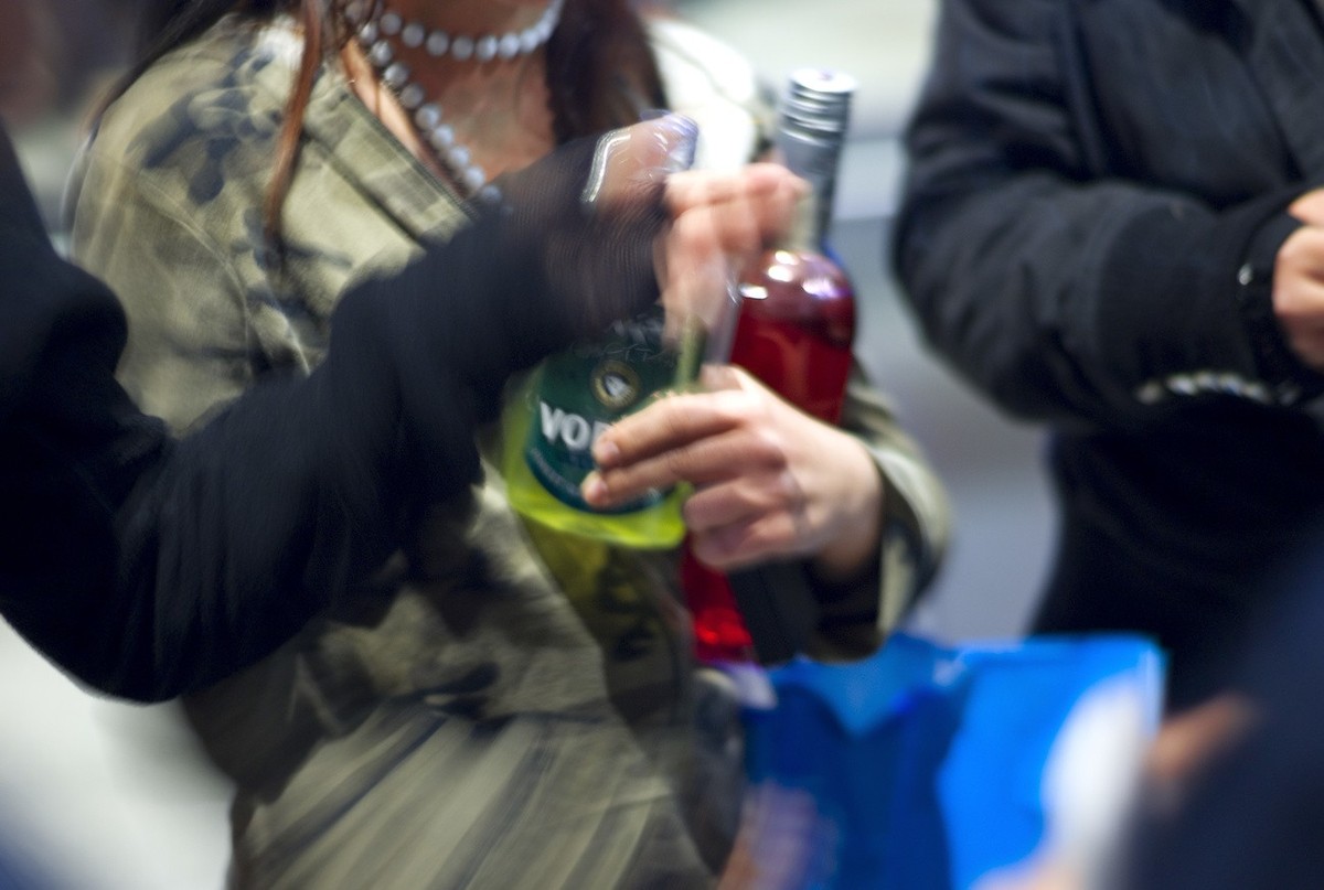 Teenagers drink a bootle of green vodka and a bottle of vodka-Red Bull at the meeting point in the main railroad station in Zurich, Switzerland, pictured on May 17, 2008. (KEYSTONE/Gaetan Bally)

Juge ...