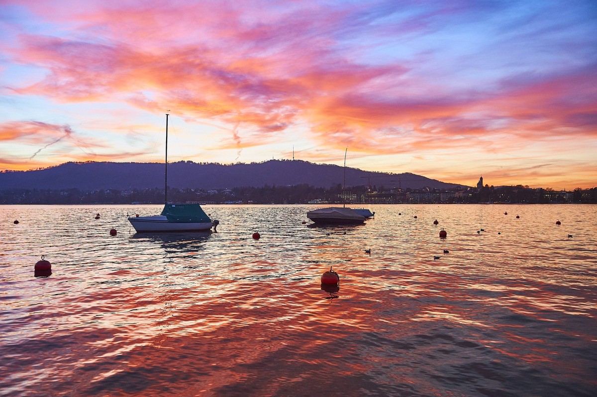 SCHWEIZ, ZÜRICH, Zürichsee mit Segelbooten im Abendrot und Uetliberg im Hintergrund. *** SWITZERLAND ZURICH Lake Zurich with sailing boats in the sunset and Uetliberg in the background