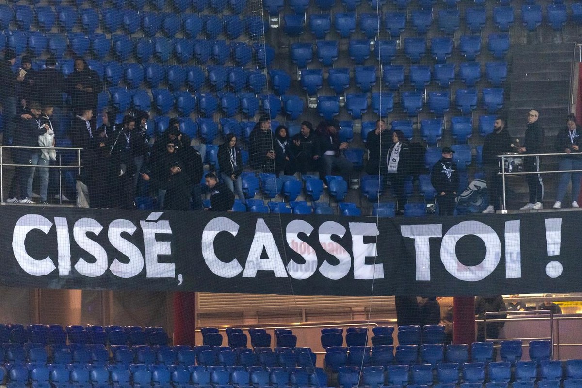 Lausannes Fans haengen ein Banner auf mit der Aufschrift Cisse, Casse toi! im Fussball Meisterschaftsspiel der Super League zwischen dem FC Basel 1893 und dem FC Lausanne-Sport im Stadion St. Jakob-Pa ...