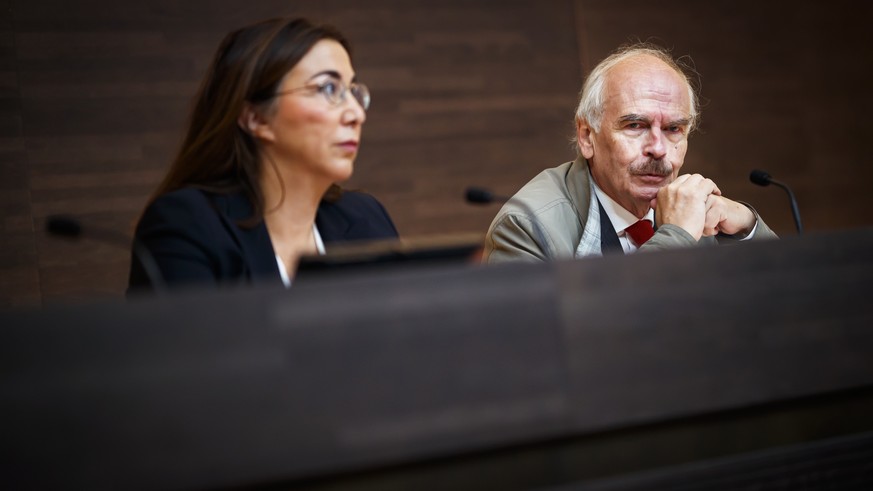 Le Professeur Claude Rouiller, droite, s&#039;exprime aux cotes de Cesla Amarelle, gauche, (Conseillere d&#039;Etat vaudoise cheffe du Departement de la formation, de la jeunesse et de la culture) lor ...