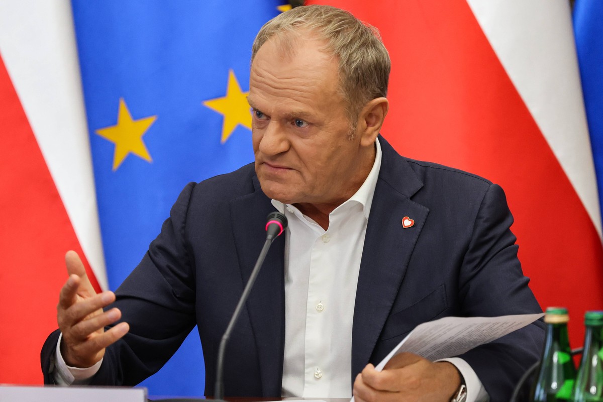 epa13289207 Polish Prime Minister Donald Tusk attends a meeting at the Chancellery of the Prime Minister in Warsaw, Poland, 08 October 2026. The meeting was convened in response to incidents of violen ...