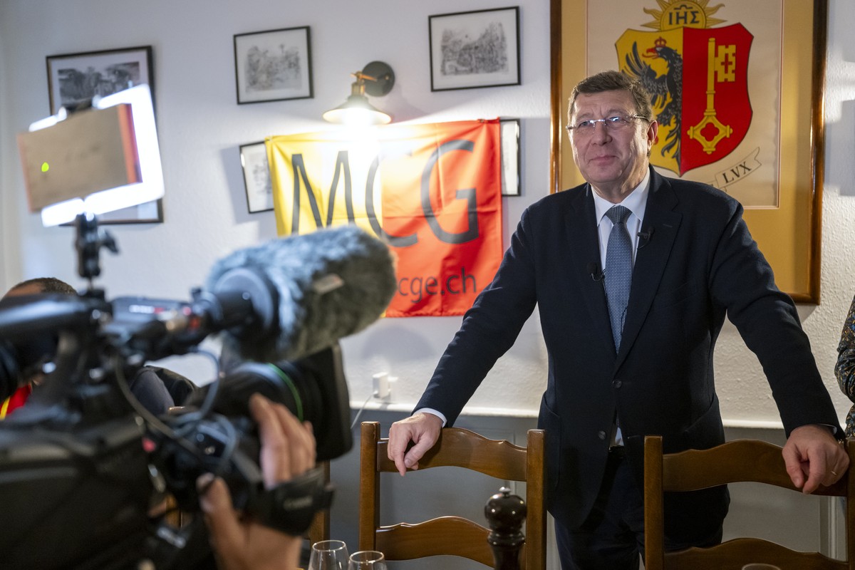 Mauro Poggia, candidat MCG a l'election au Conseil aux Etats, attend les resultats dans son stamm, lors du 2e tour des elections federales au Conseil des Etats, ce dimanche 12 novembre 2023 a Gen ...
