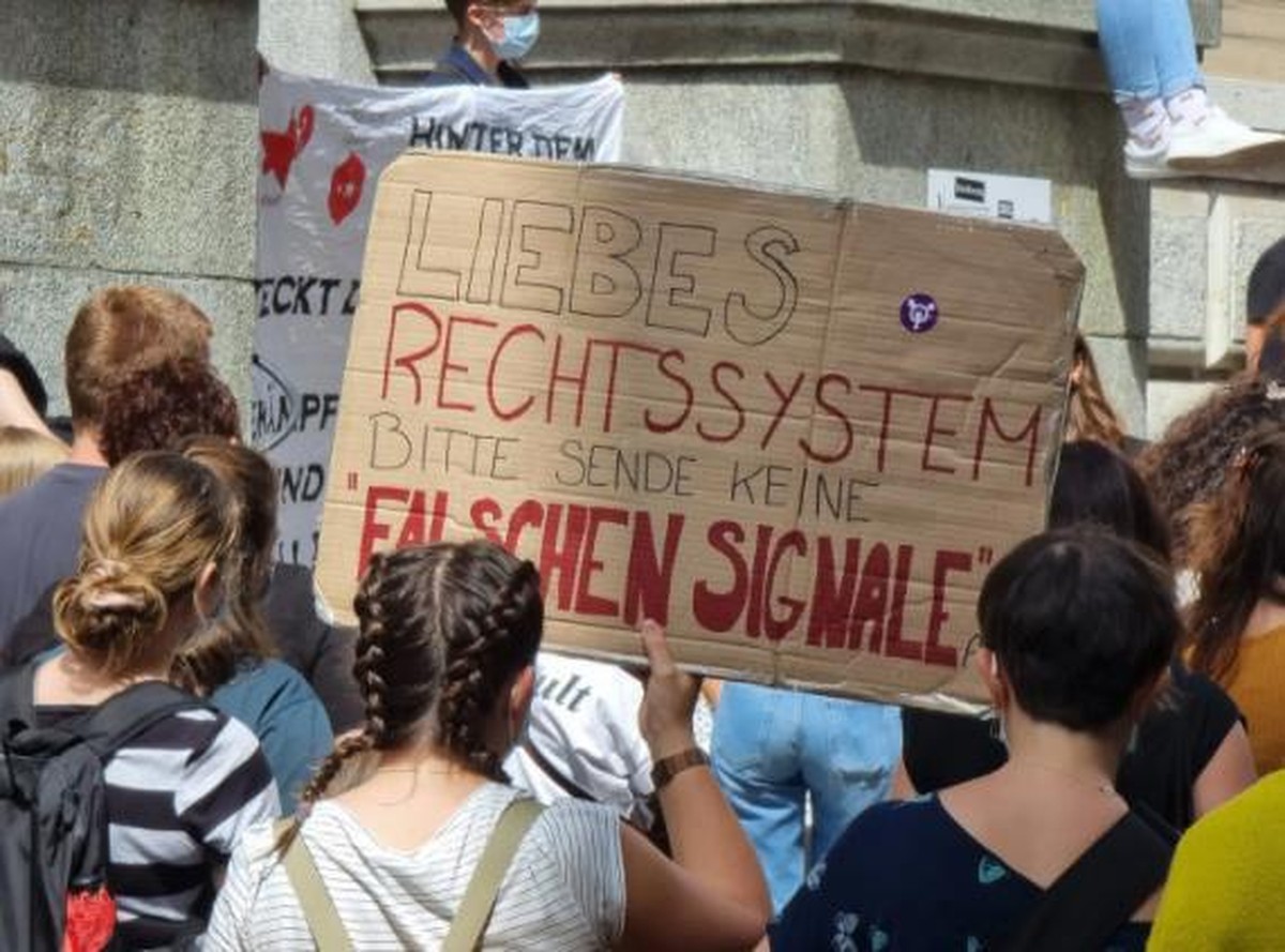 Rund 500 Personen demonstrieren an einer Kundgebung als Reaktion auf das Urteil.