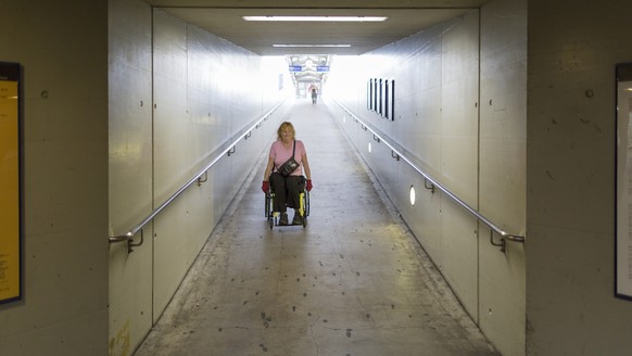 ZUM THEMA MENSCHEN MIT BEHINDERUNG IM OEFFENTLICHEN VERKEHR STELLEN WIR IHNEN HEUTE DIESES NEUE BILDMATERIAL ZUR VERFUEGUNG --- The wheelchair user Ms. Koerner uses a pedestrian underpass at the train ...