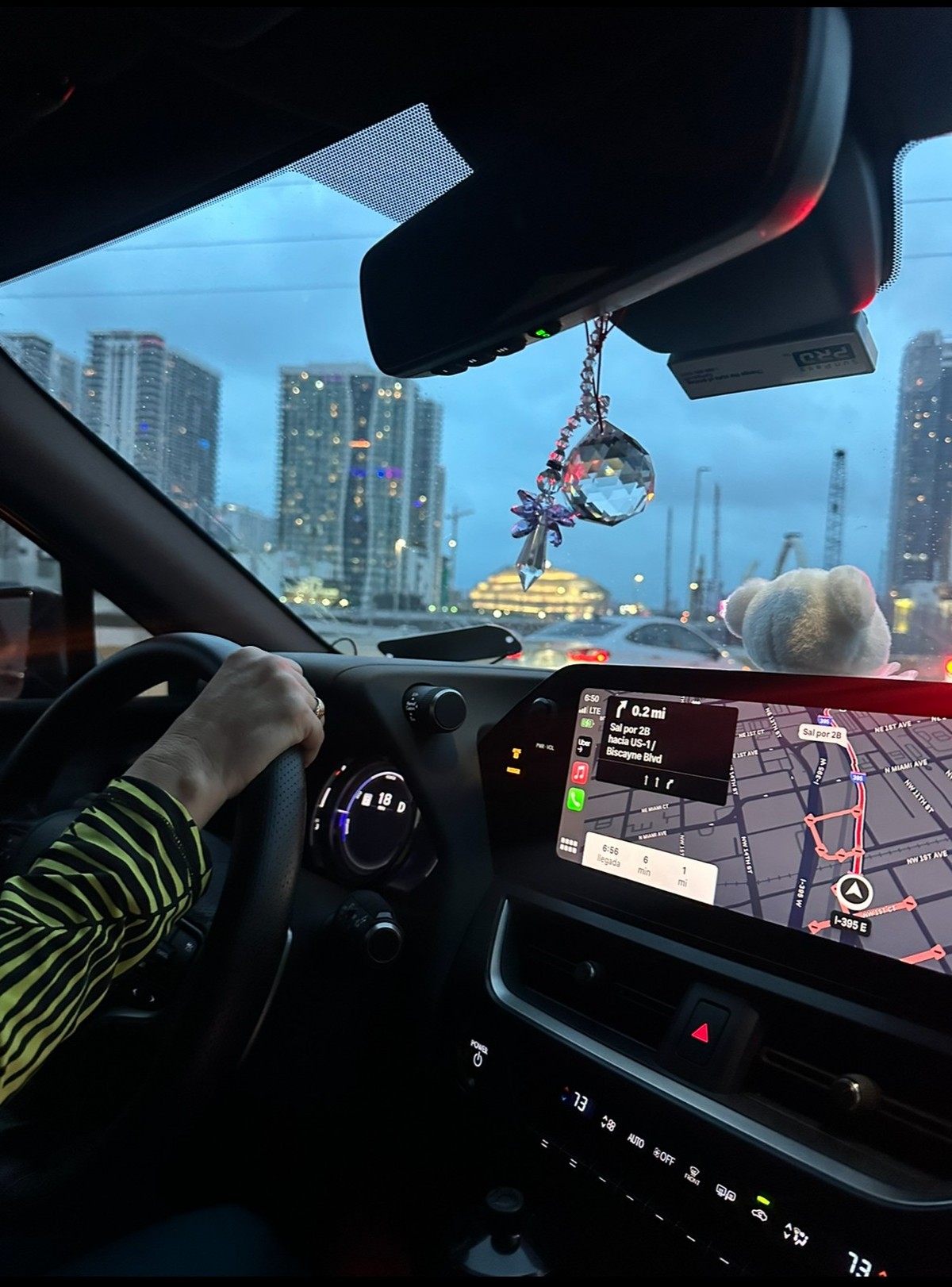 Magdelennys, au volant de sa Lexus.
