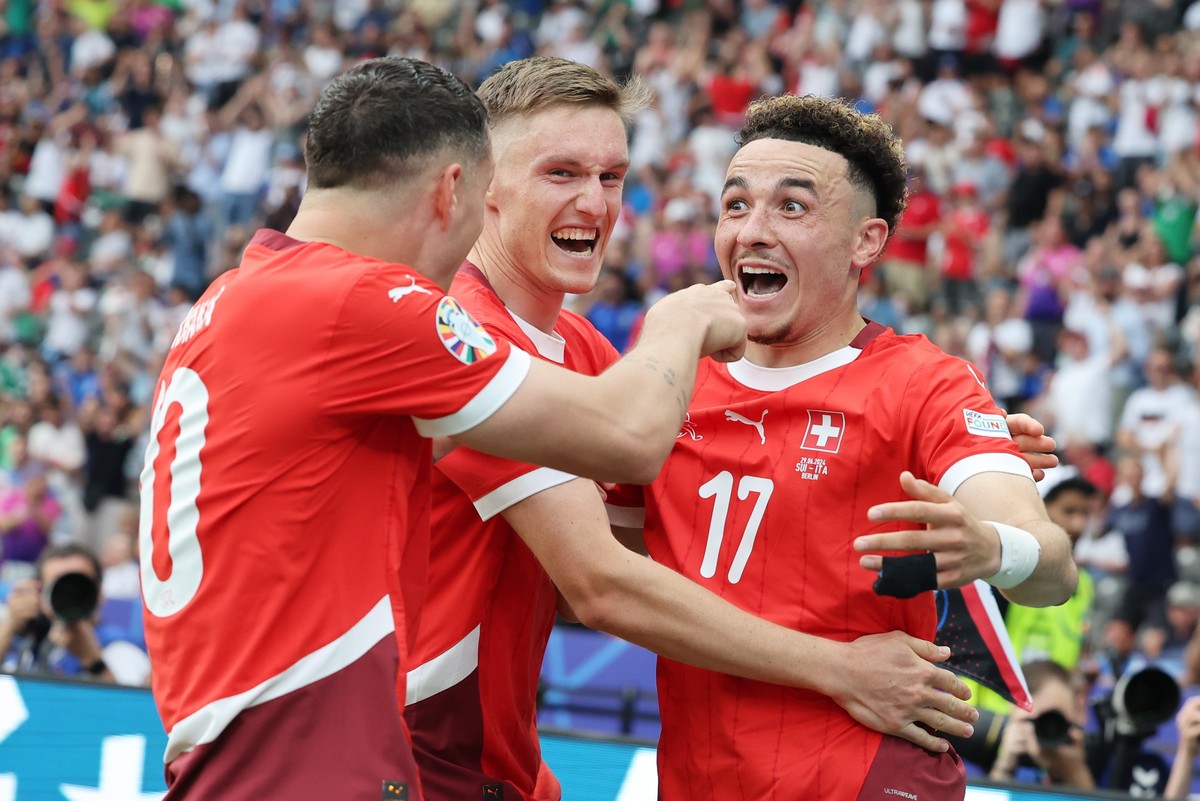 epa11445508 Ruben Vargas of Switzerland (R) celebrates with teammates after scoring the 2-0 goal during the UEFA EURO 2024 Round of 16 soccer match between Switzerland and Italy, in Berlin, Germany, 2 ...
