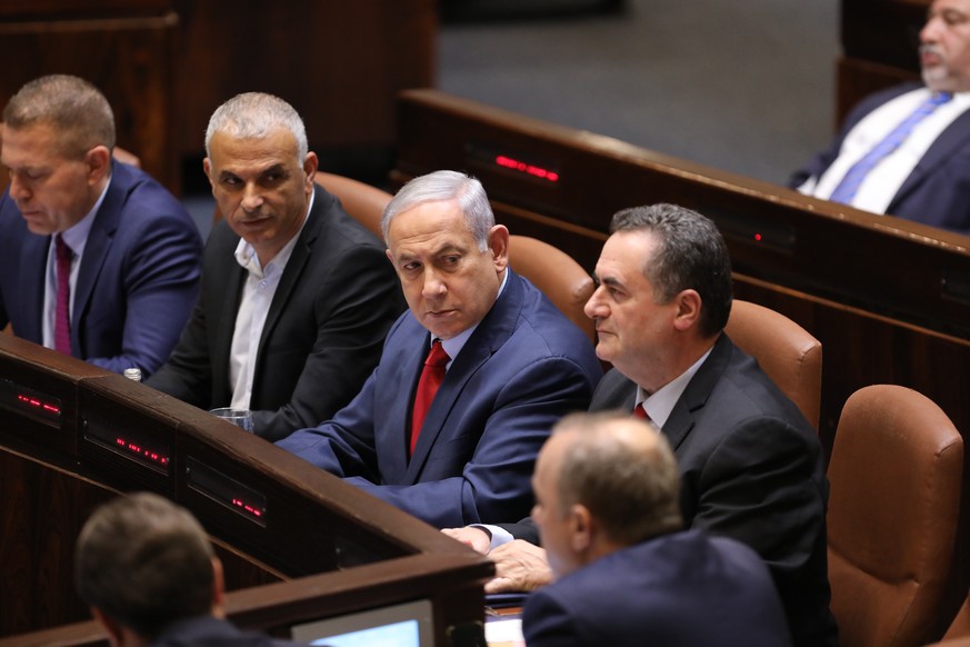 epa07611335 Israeli Prime Minister Benjamin Netanyahu (C) and Israel Beiteinu party chairman Avigdor Lieberman (top R) attend the Knesset (Israeli parliament) for a vote on a bill to dissolve the Isra ...