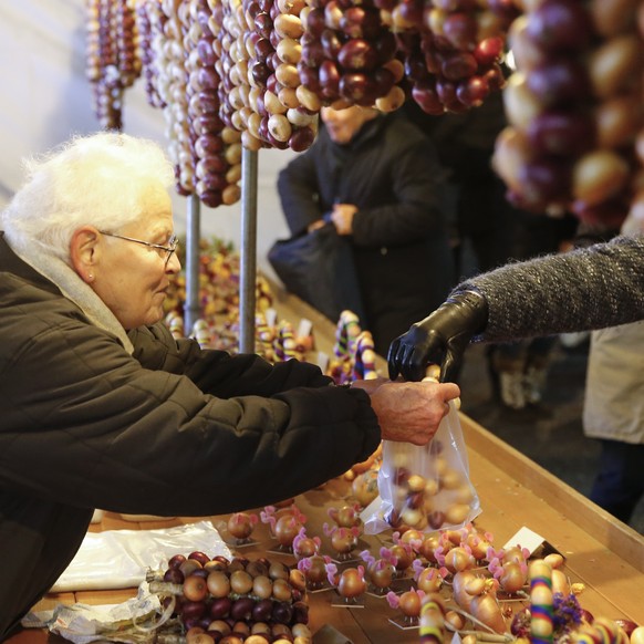 Wenn wir nach Hause kommen, gibt's auf dem Marktplatz Zibele.