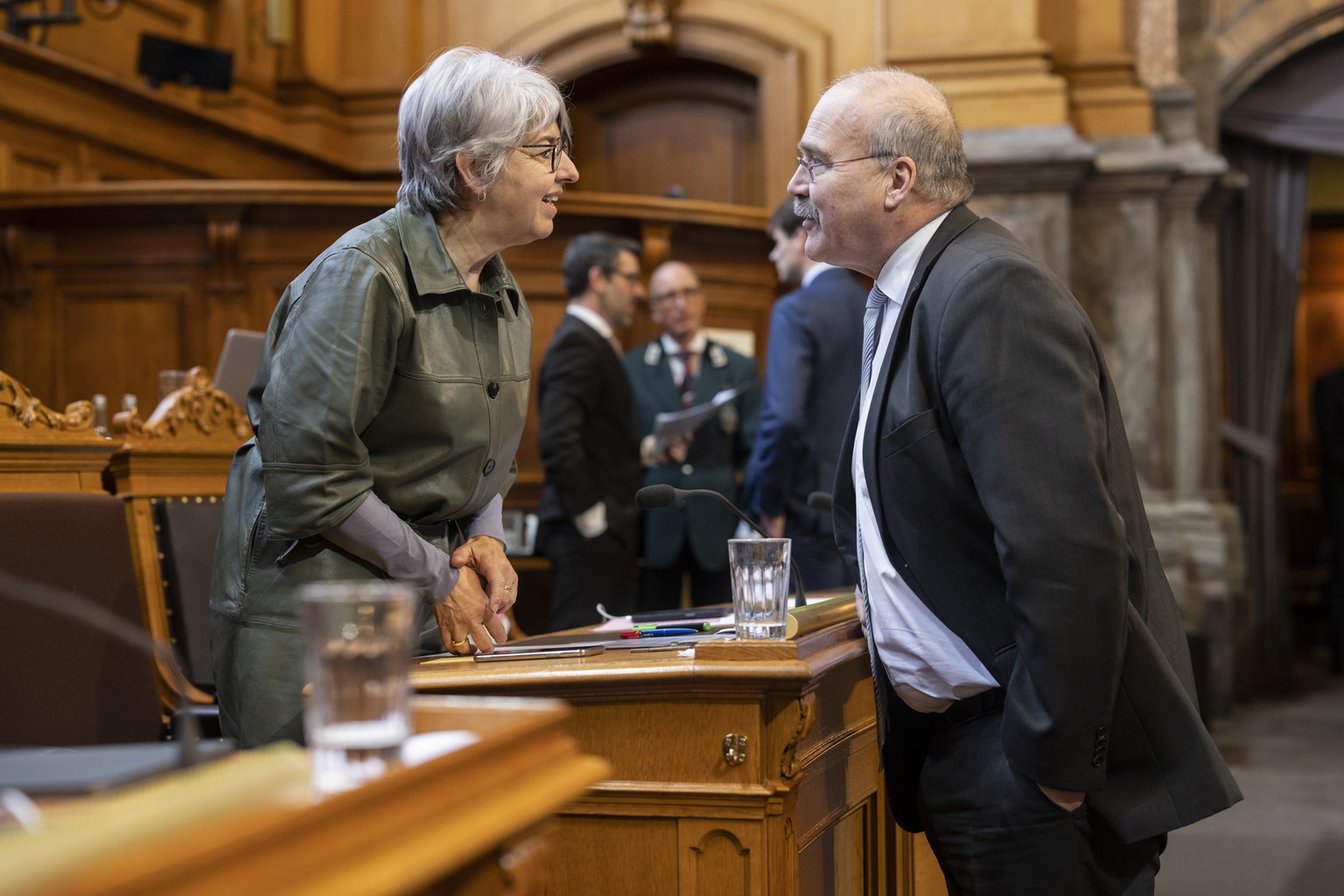 Bundesraetin Elisabeth Baume-Schneider, links, diskutiert mit Philippe Bauer, FDP-NE, nach Sitzungsschluss, an der Fruehjahrssession der Eidgenoessischen Raete, am Dienstag, 7. Maerz 2023 im Staendera ...