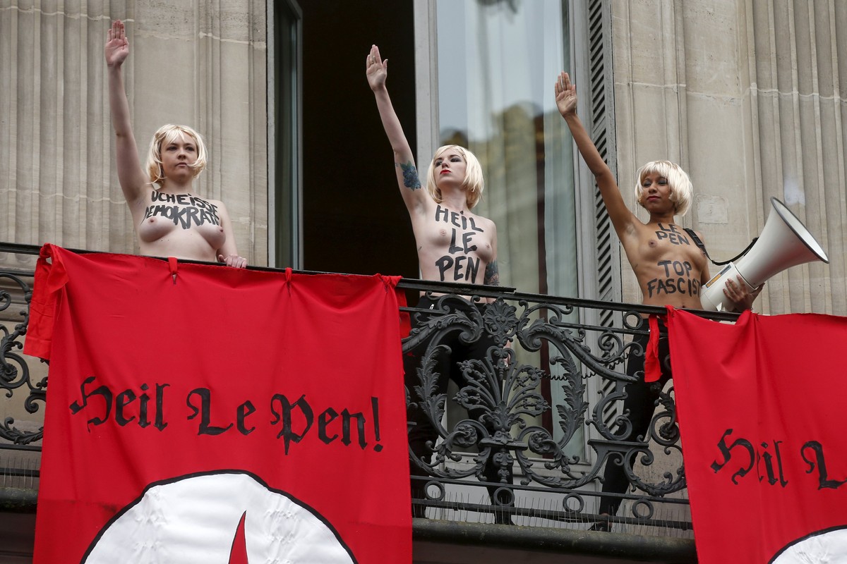 Femen-Aktivistinnen protestieren in Paris gegen den rechtsextremen Front National und dessen Anführerin Marine Le Pen.