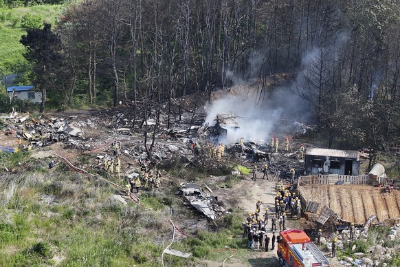 South Korean firefighters and military officers work at the scene of a South Korean navy plane&#039;s crash in Pohang, South Korea, Thursday, May 29, 2025. (Yun Kwan-shik/Yonhap via AP)
South Korea Pl ...