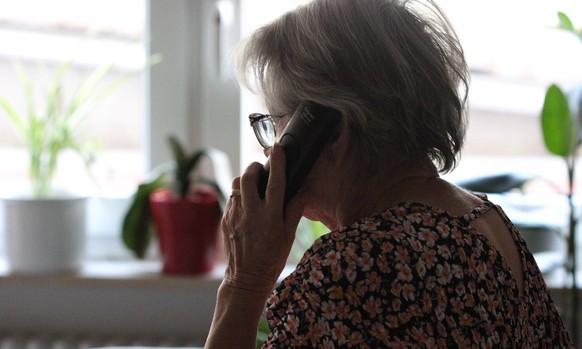 Winden Themenbild - Enkeltrick, Neffentrick, Telefontrick, Telefonbetrug, Betrug, Telefonstreich, Telefonieren Themenbild - Enkeltrick, Neffentrick, Telefontrick, Telefonbetrug, Betrug, Telefonstreich ...