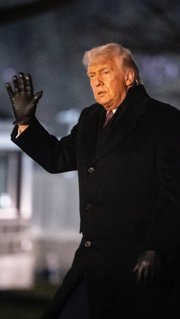 epa12673139 US President Donald Trump walks on the South Lawn of the White House after disembarking from Marine One in Washington, DC, USA, 22 January 2026. EPA/Francis Chung / POOL