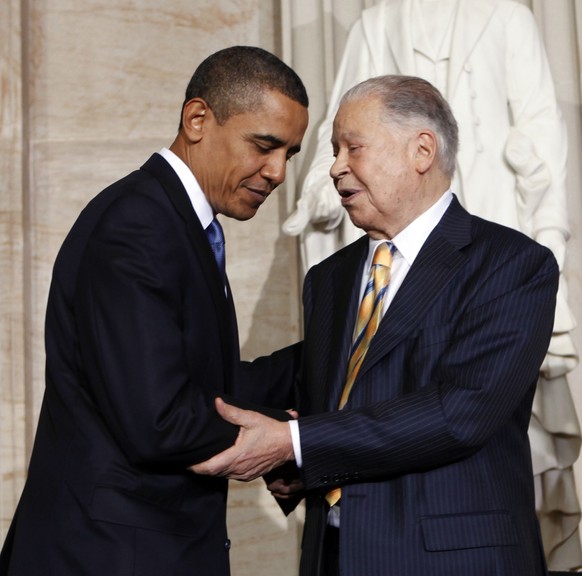 Edward Brooke bei einer Ehrung durch Barack Obama.&nbsp;