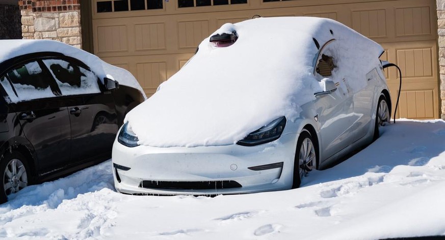 Mit Schnee auf dem Auto fahren ist nicht nur gefährlich und strafbar, es schmälert auch die (elektrische) Reichweite.