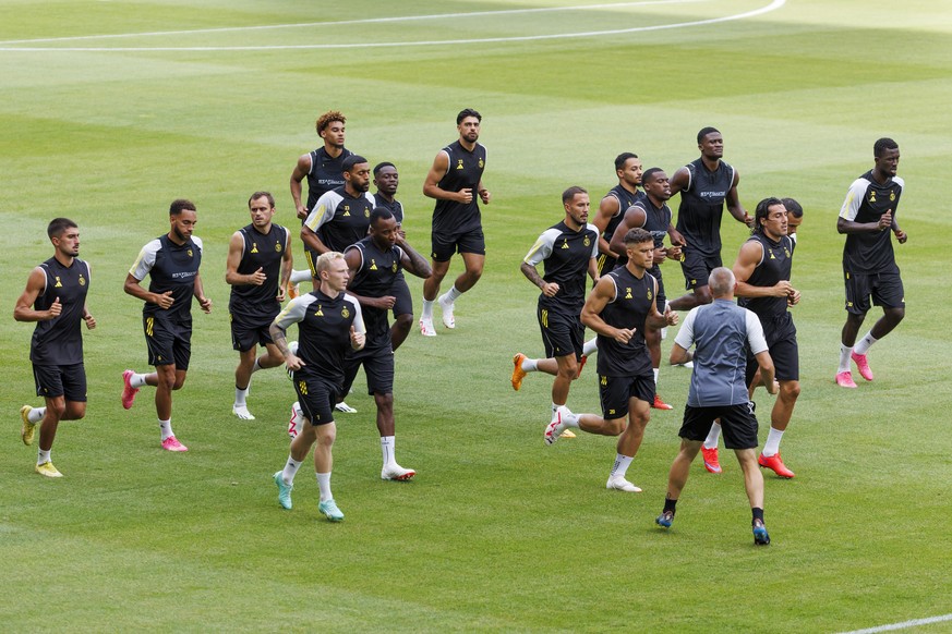 Servette&#039;s players warm up, during a training session of Servette FC one day before the UEFA Champions League Second qualifying round first leg soccer match between Servette FC and KRC Genk, at t ...