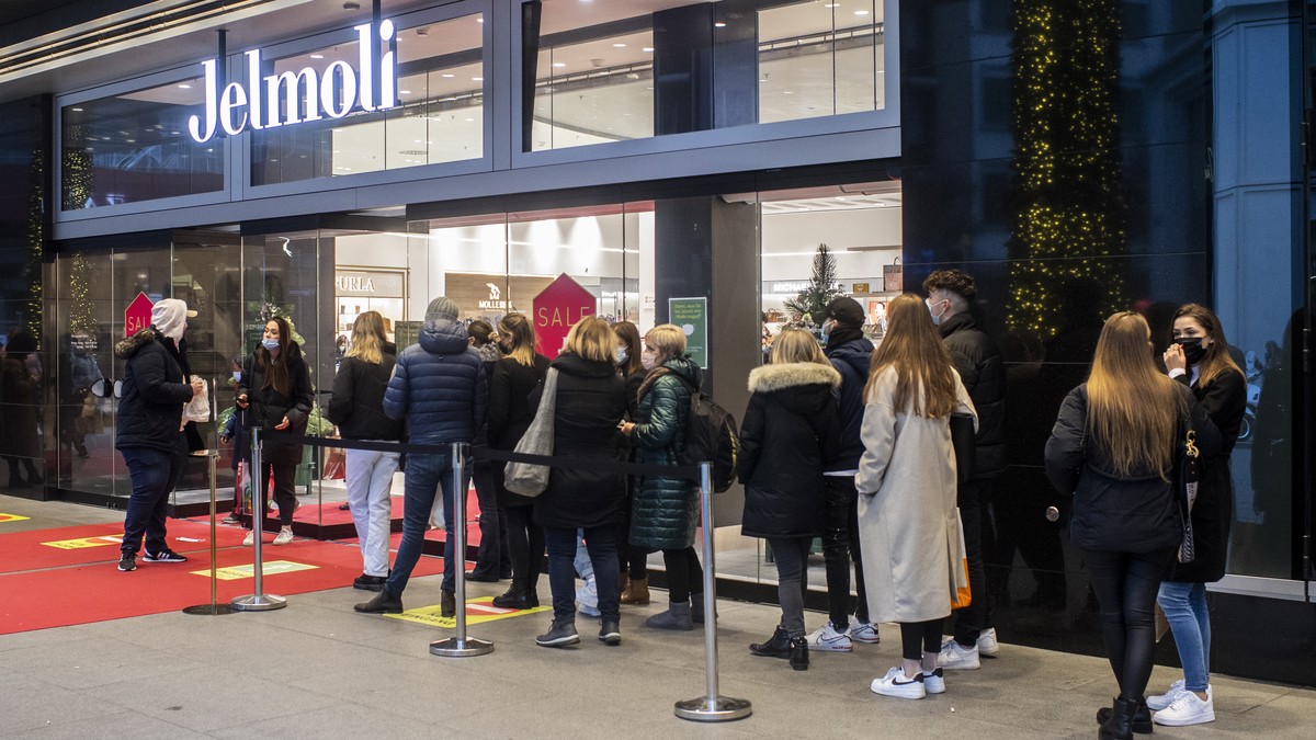 Menschen mit Atemschutzmasken stehen vor dem Warenhaus Jelmoli Schlange um einkaufen zu duerfen, aufgenommen am Samstag, 19. Dezember 2020 in Zuerich. (KEYSTONE/Ennio Leanza)