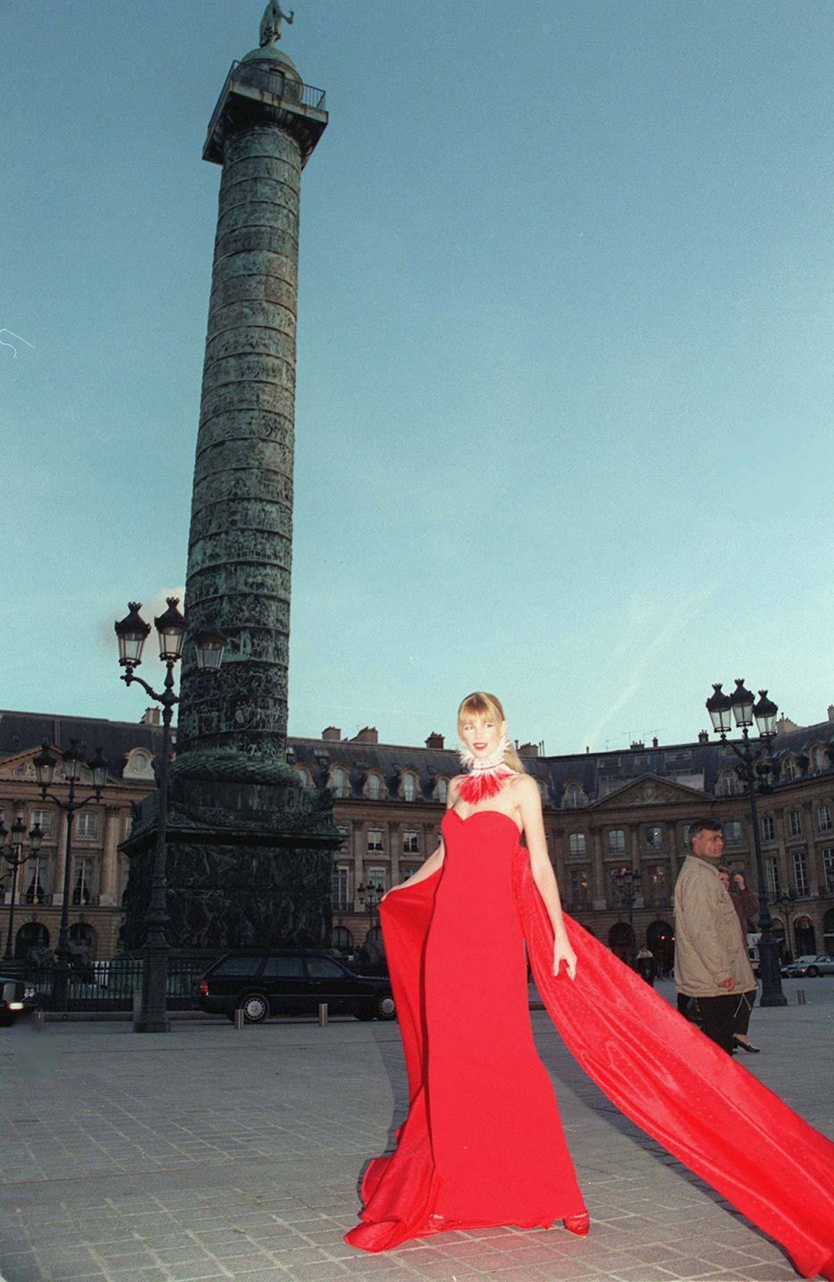 CLAUDIA SCHIFFER DERNIERS ESSAYAGE CHEZ VALENTINO POUR LEQUEL ELLE DEFILE EN EXCLUSIVITE DANS LE CADRE DES COLLECTION HAUTE-COUTURE PRINTEMPS-ETE 1998 PLEIN PIED ROBE LONGUE ROUGE PLACE VENDOME *** CL ...