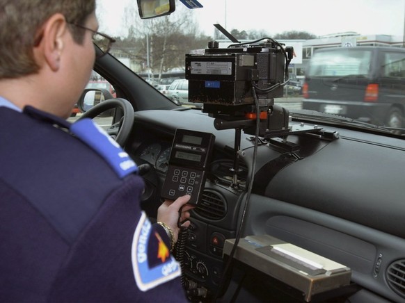 Die Freiburger Kantonspolizei hat bei einer Radarkontrolle zwei Raser erwischt, die mit Geschwindigkeiten von