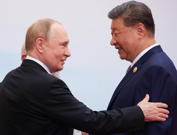 epa12341890 Chinese President Xi Jinping (R) and Russian President Vladimir Putin (L) attend an official welcoming ceremony at the Shanghai Cooperation Organization (SCO) summit in Tianjin, China, 01  ...