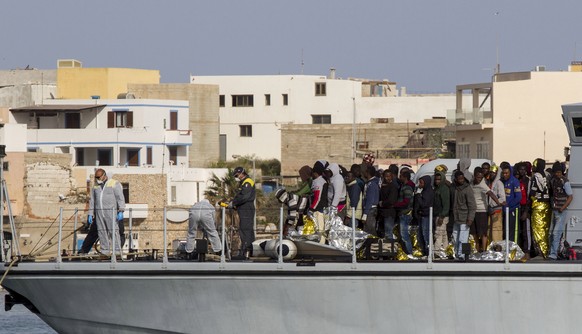Ein weiteres Boot mit geretteten Flüchtlingen, das in Lampedusa einfährt.